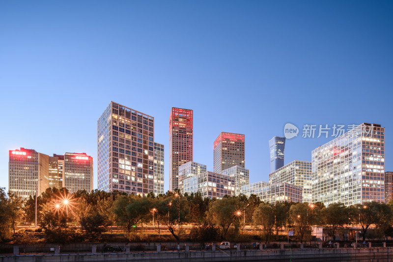 北京国贸CBD商务建筑群夜景