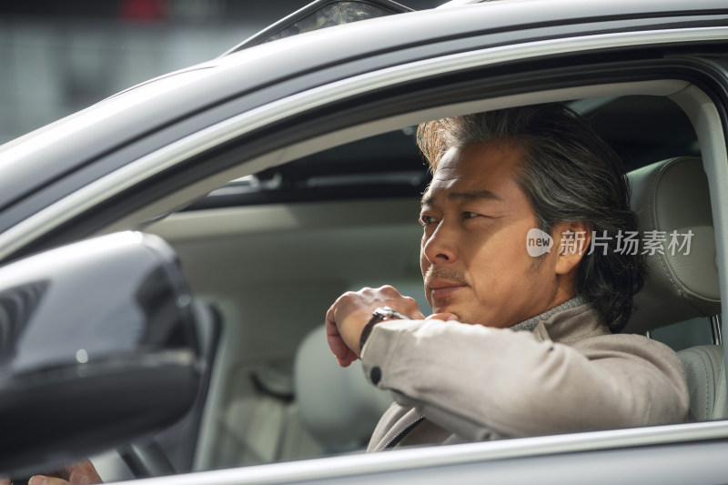 商务男士驾驶汽车