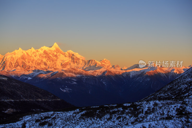 西藏林芝雪景南迦巴瓦峰日照金山雪山夕阳