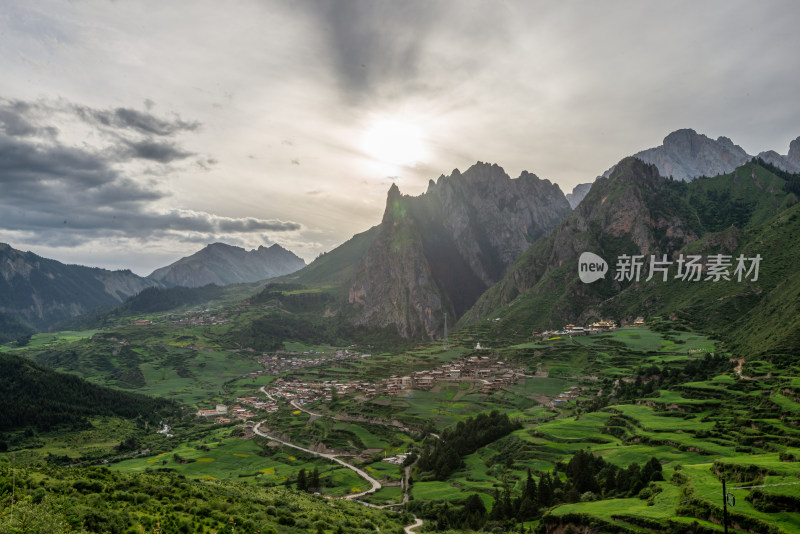 蓝天白云山峰