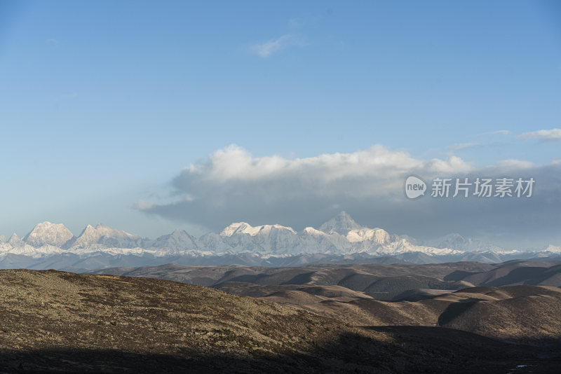 壮丽贡嘎雪山远景下的连绵起伏山脉