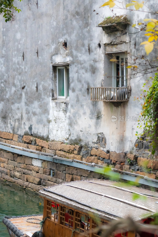 水边老旧建筑与游船景致