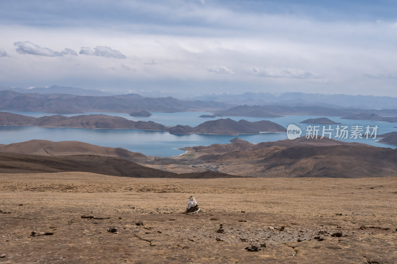 西藏山南羊卓雍措圣湖神湖蓝色藏地圣湖雪山