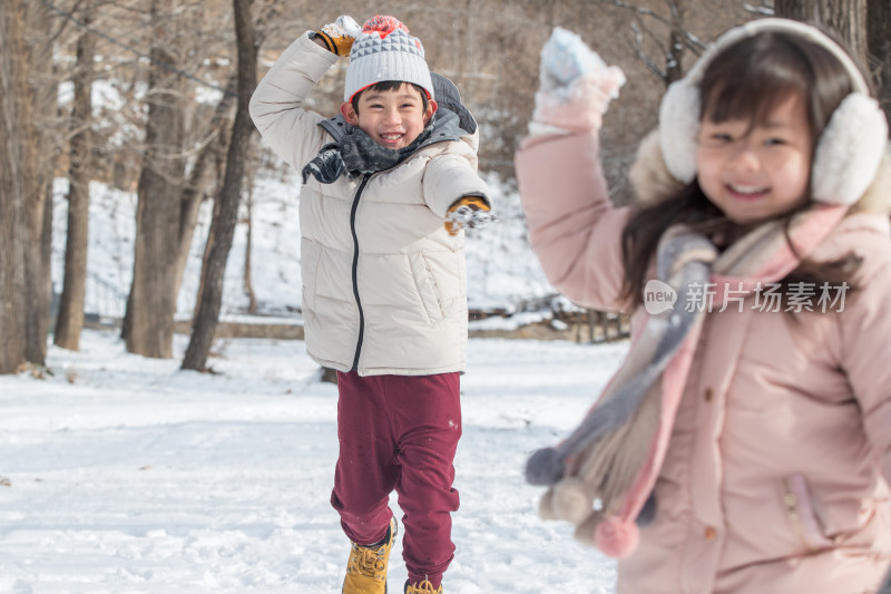 两个小朋友在雪地里玩耍