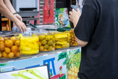 热门景区路边店铺摆放着腌制好的水果酸嘢