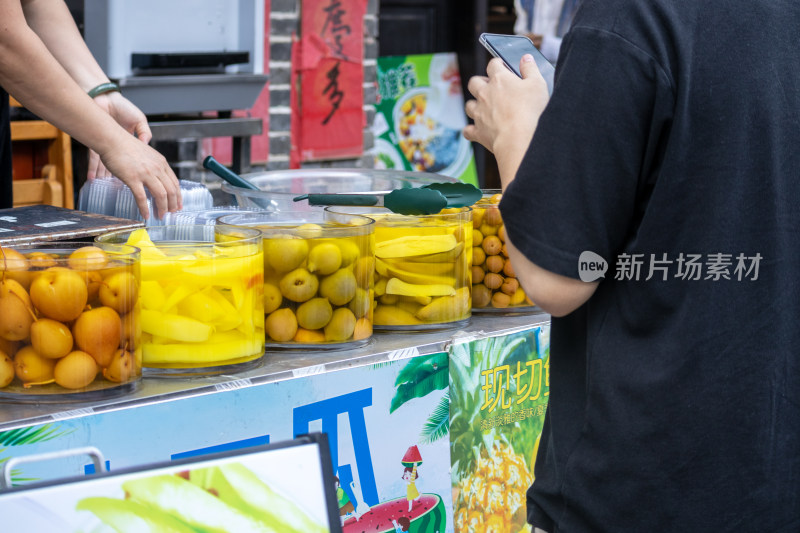 热门景区路边店铺摆放着腌制好的水果酸嘢