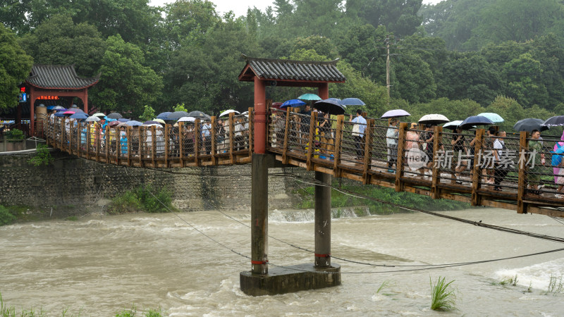 成都都江堰景区雨季的风景及游客