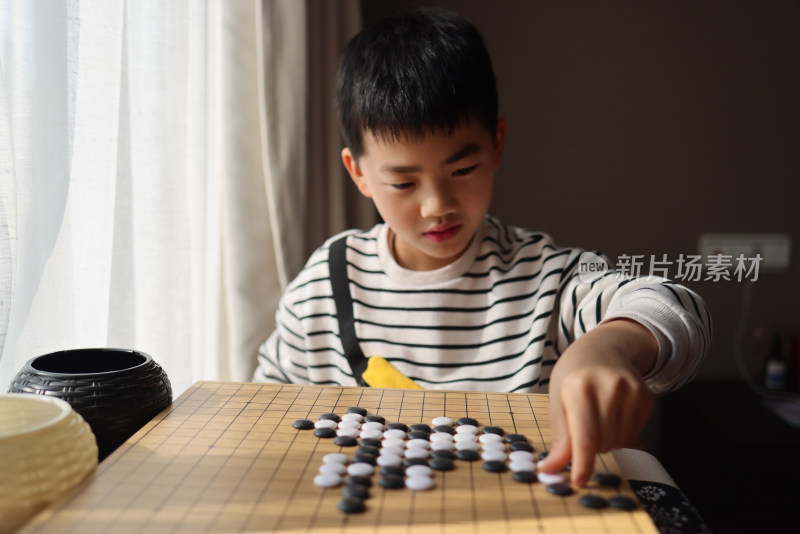 正在下围棋的中国小学生