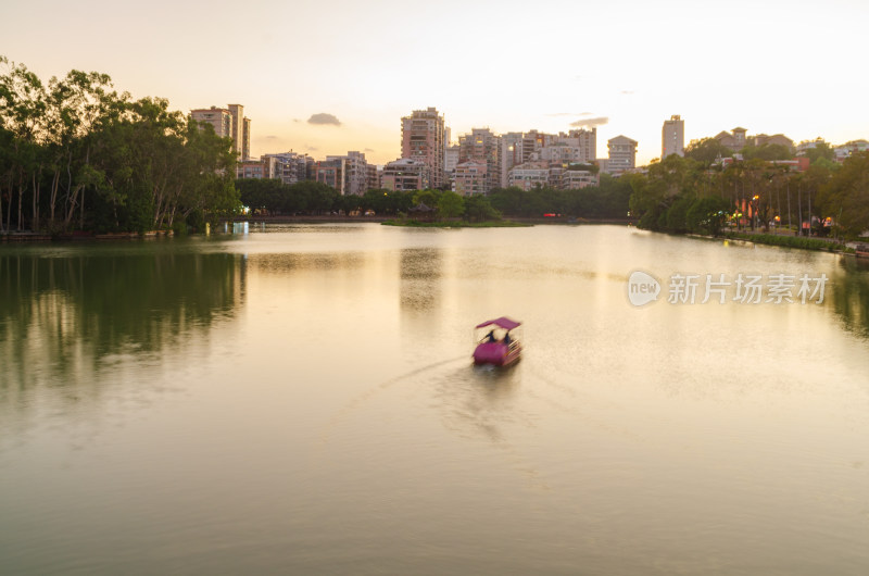 福建省福州西湖公园的水边城市建筑