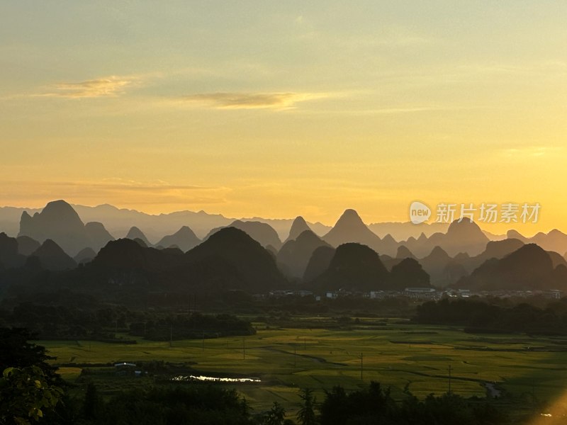 夕阳下桂林壮美的喀斯特群山与广袤田野风景