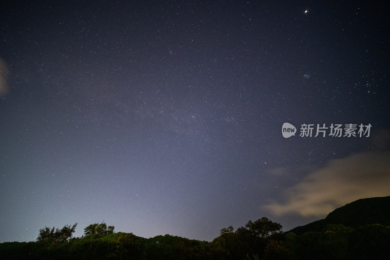 户外山林夜空繁星密布的景象