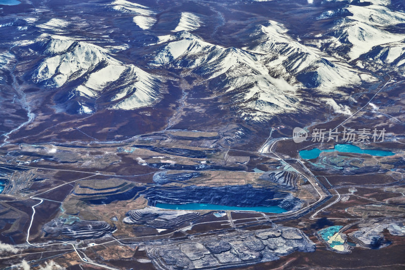 航拍巍峨的雪山