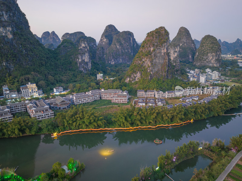 山水环绕的河畔村落鸟瞰全景