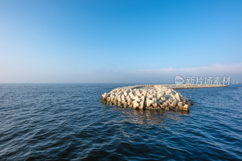 海面上的防波堤