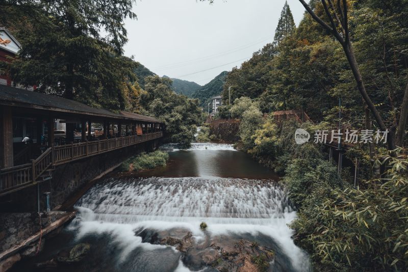 山谷之间江南水乡美景