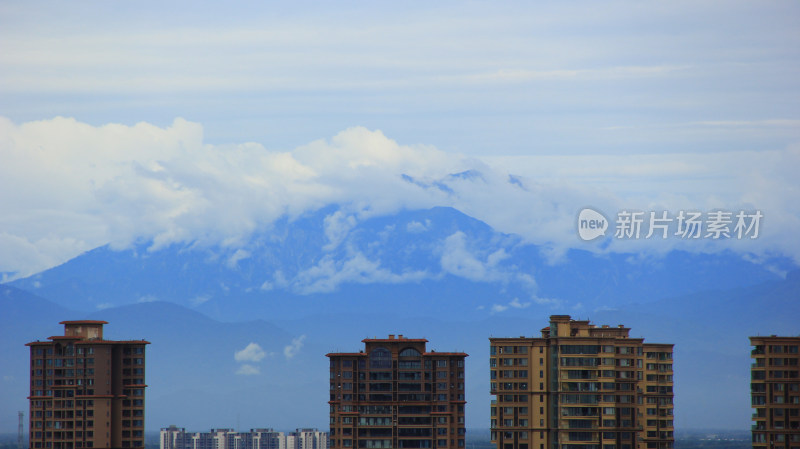 群山背景中的成都市温江区建筑风光