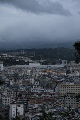 阴云笼罩下的城市全景风貌