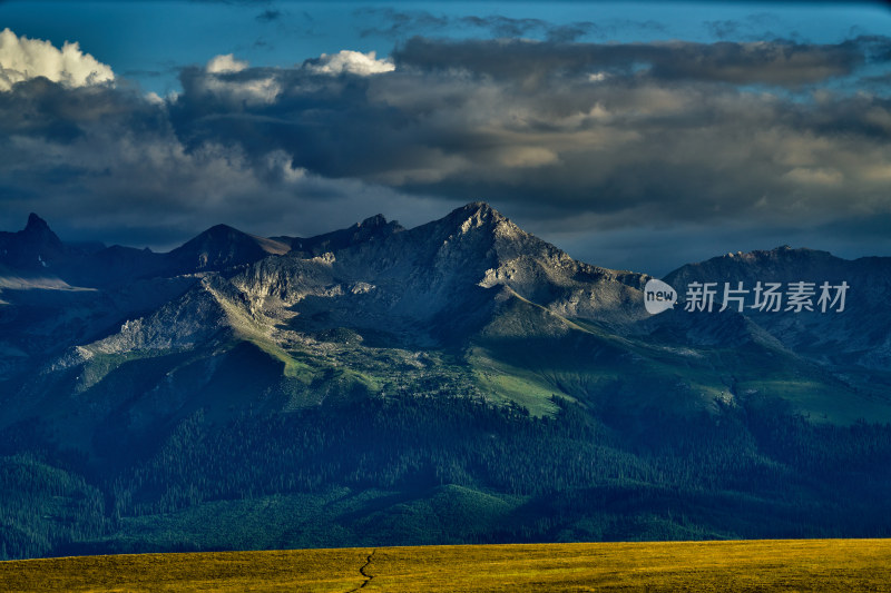 夕阳下的喀拉峻草原