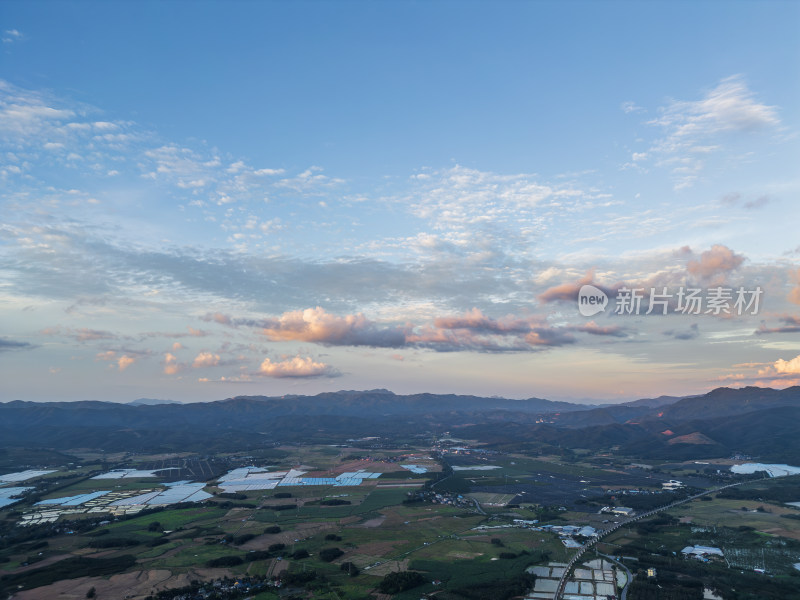 航拍夕阳余晖下的乡村田野