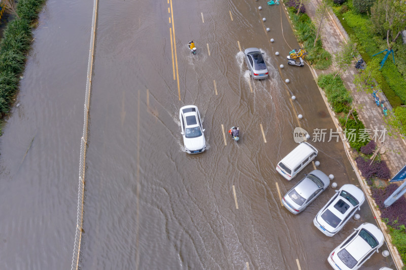 雨后积水的城市道路