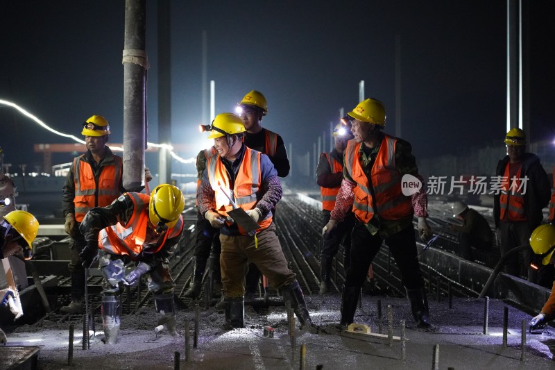 夜间工地施工现场的铁路工人群像