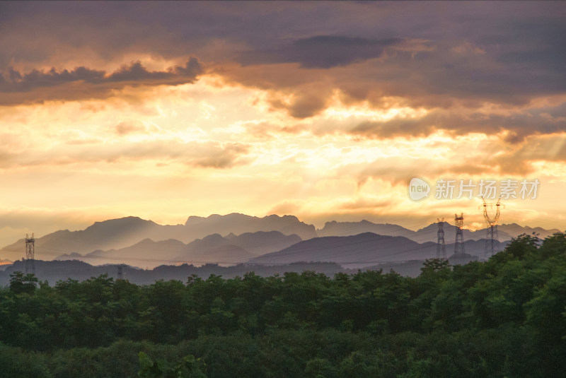 雨后重峦叠嶂图景