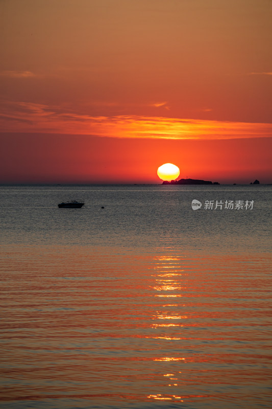 山东烟台第一海上浴场栈桥海上日出景观