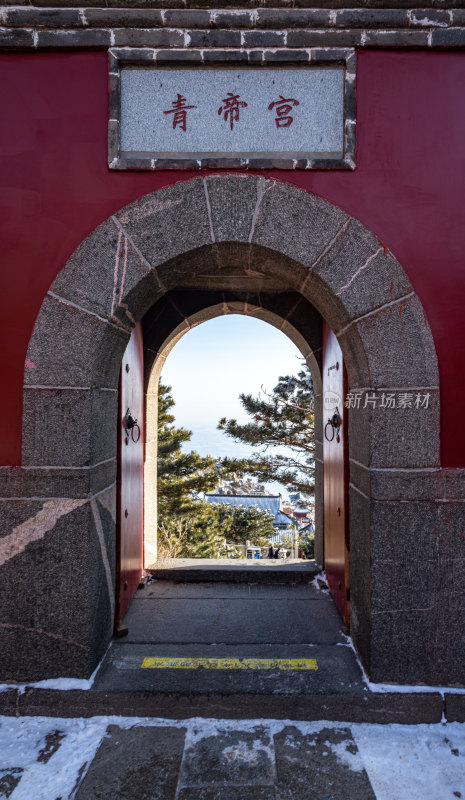 春雪后的泰安泰山风景区自然风光景点景观