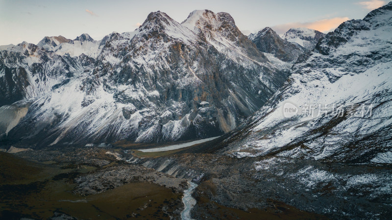 航拍雪山日落时分自然风景