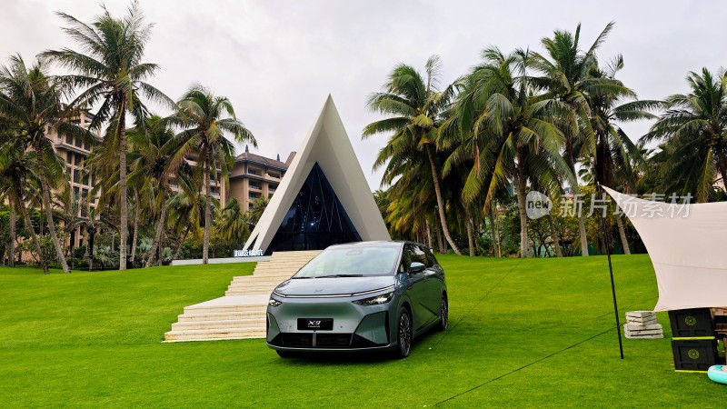 三亚豪华酒店草坪上的新能源汽车展示场景