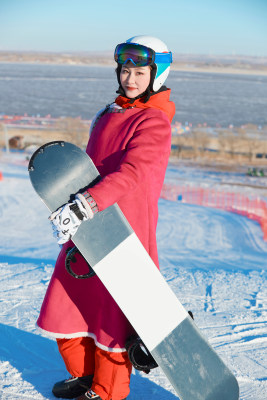 在滑雪场进行滑雪运动的年轻女性