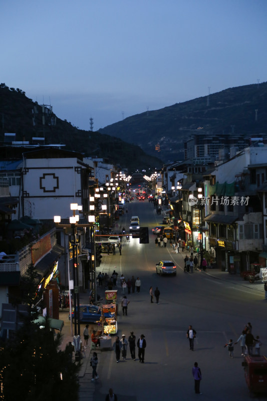 四川阿坝州松潘县城街道夜景