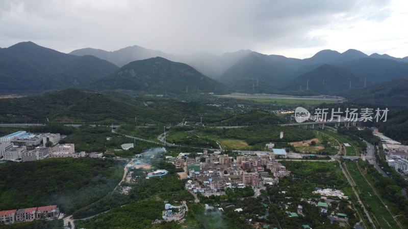 广东东莞：山峰之间出现骤雨