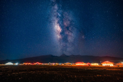 草原星空下的露营帐篷夜景