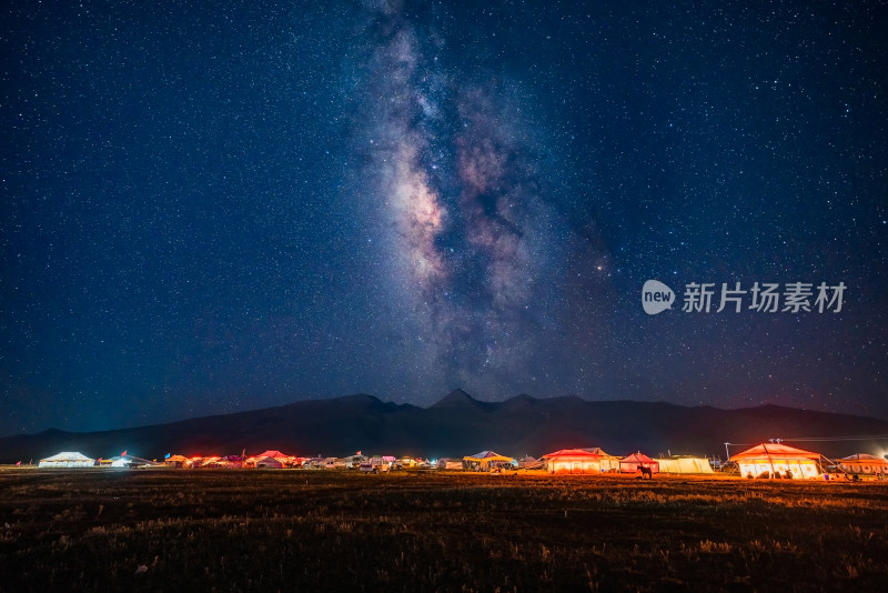 草原星空下的露营帐篷夜景