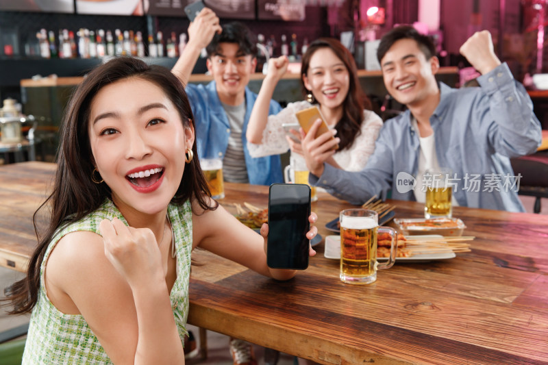 年轻女人和朋友在酒吧