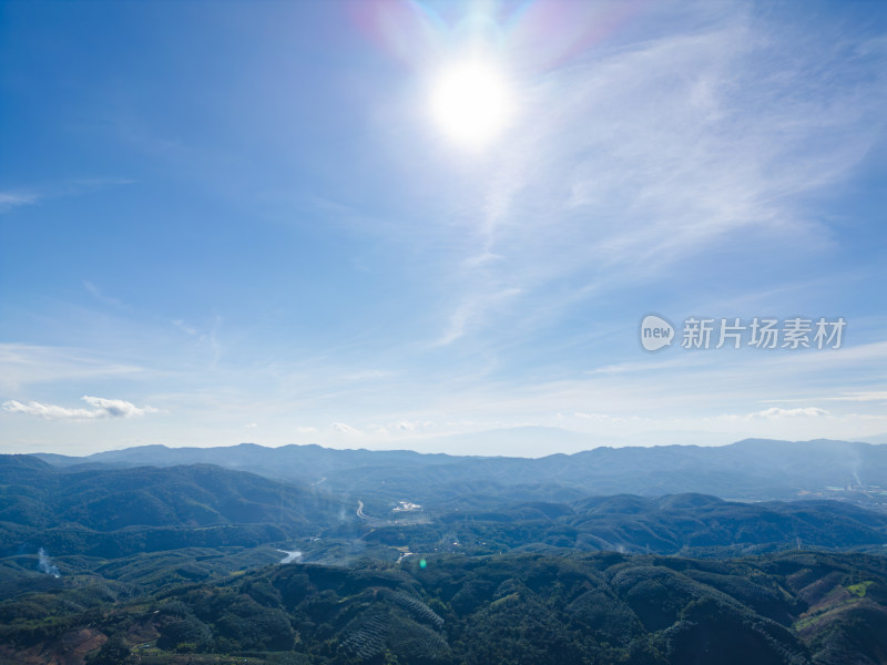 辽阔壮观的群山航拍全景