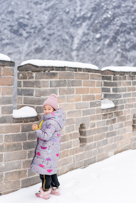 在雪后黄花城水长城上的中国女孩
