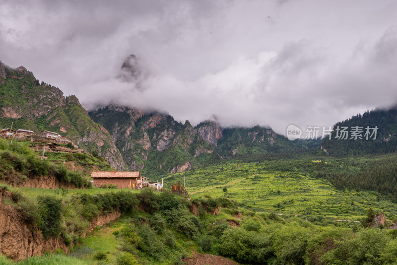 扎尕那蓝天白云山峰草地