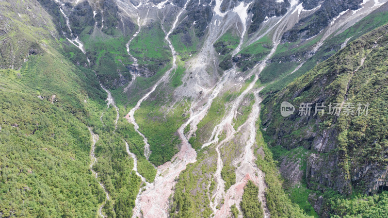 阿坝理县理小路玉兔峰附近山体被冲刷的痕迹