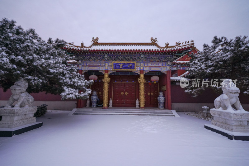 雪后中式古建筑宫门景观