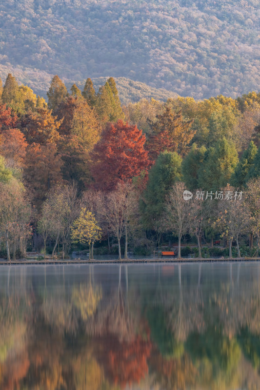 江苏南京灵山风景区前湖秋天秋色倒影