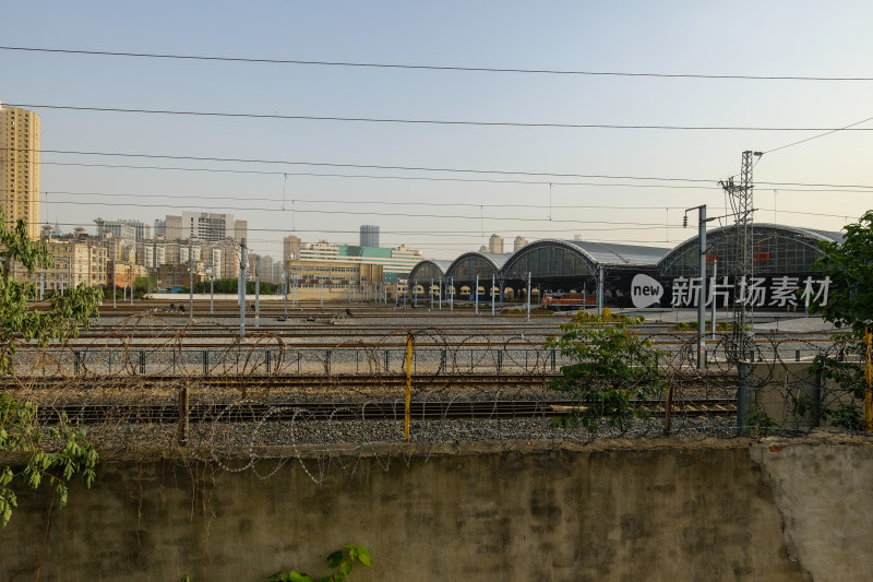 带有城市建筑背景的铁路站场全景