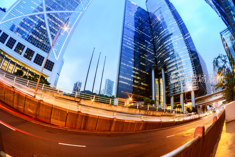 城市街道夜晚车流与高楼景观