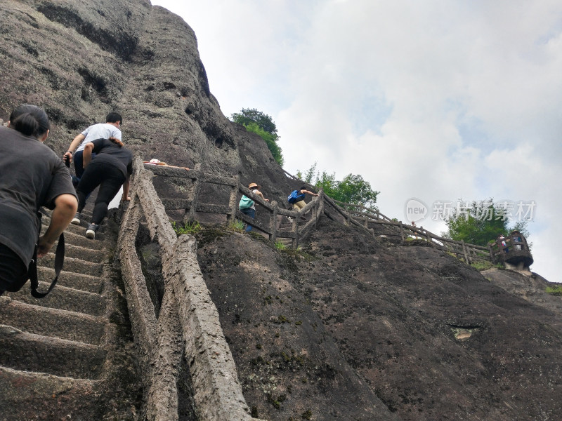 武夷山游客攀登陡峭山梯场景