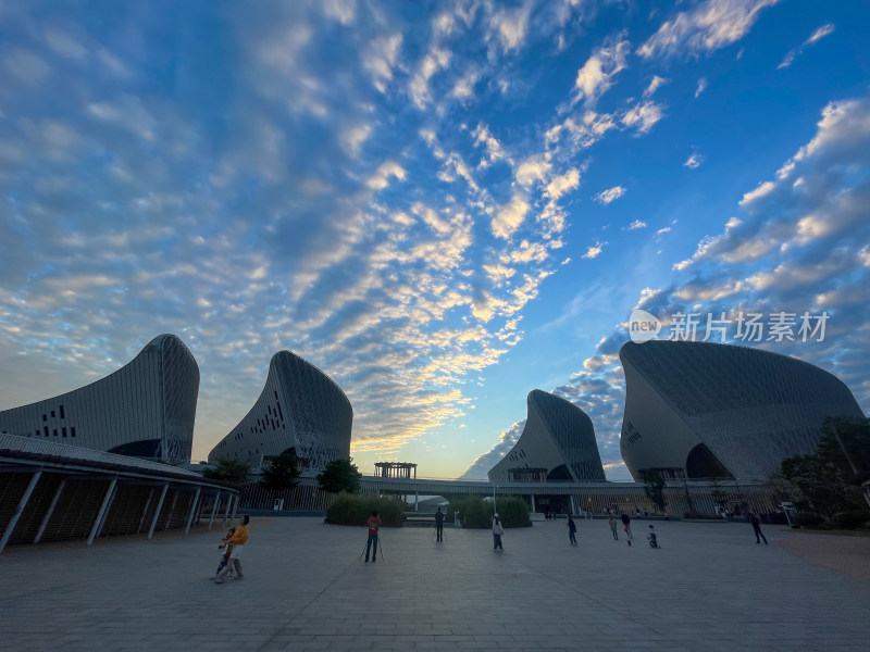 特色建筑广场的黄昏时刻全景