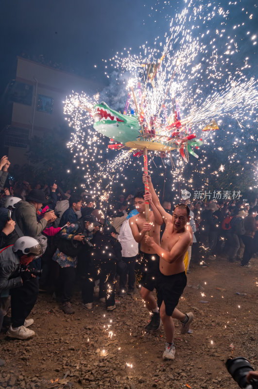 广东梅州中国非遗顺丰火龙狂舞夜焰火龙腾