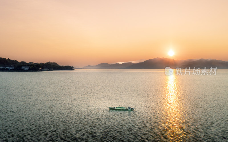 傍晚夕阳下湖边小船荡漾