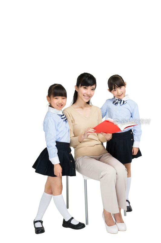 两个小女生和年轻女老师一起看书