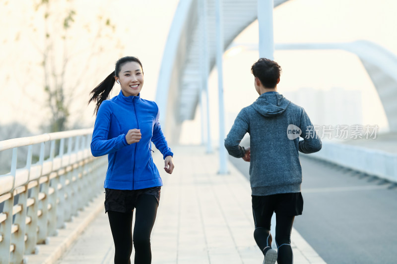 青年男女户外慢跑